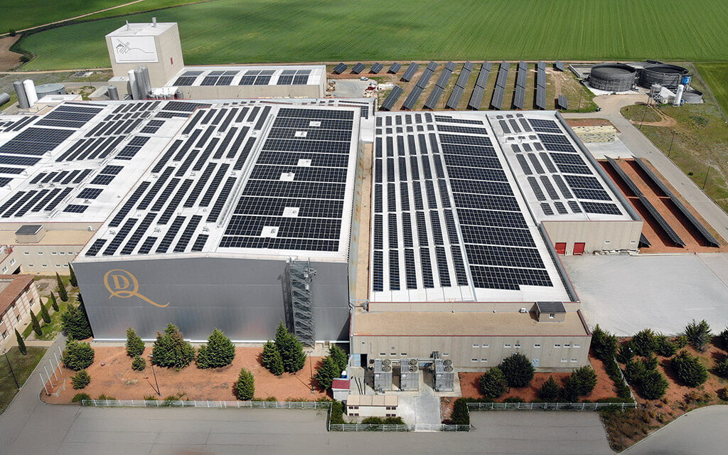 Imagen aérea instalación fotovoltaica fábrica Garcia Baquero - Ruano Energía
