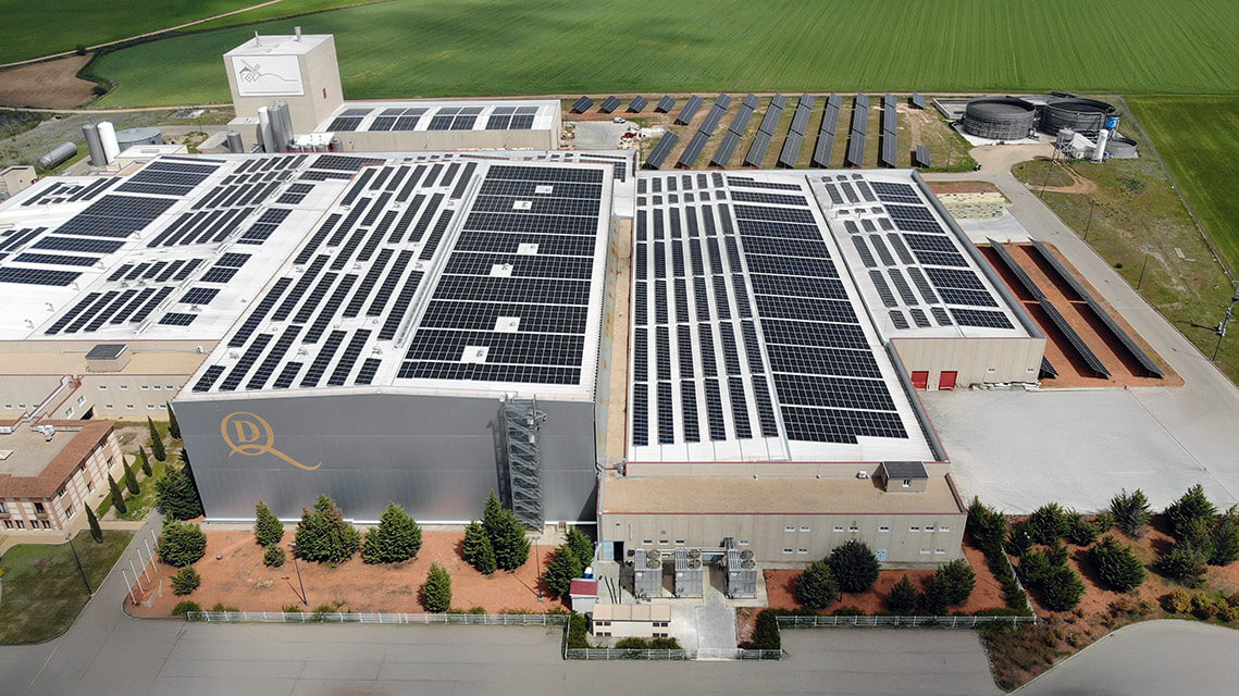 Imagen aérea instalación fotovoltaica fábrica Garcia Baquero - Ruano Energía