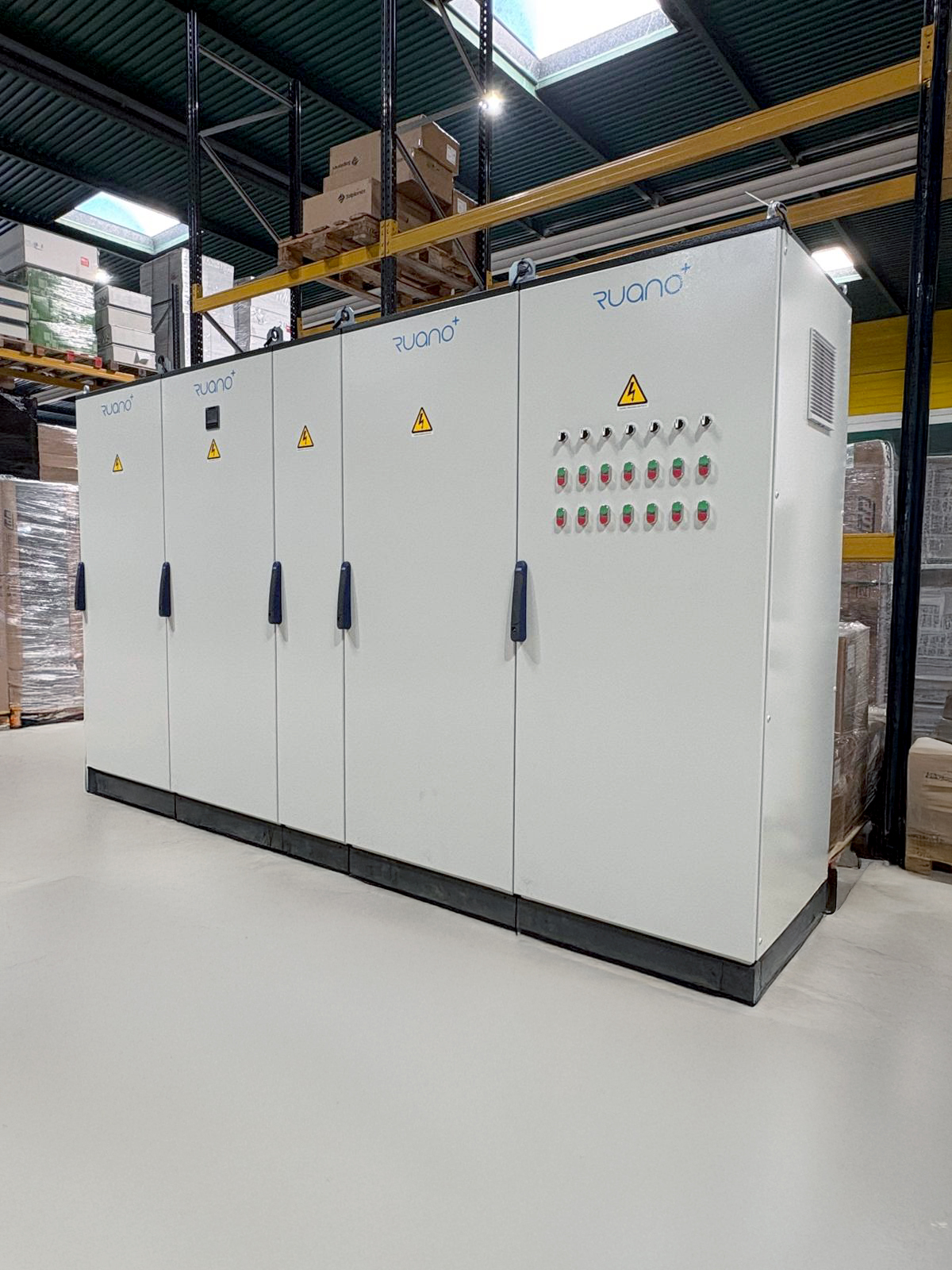 Detalle técnico del montaje de cuadro eléctrico de baja tensión a medida