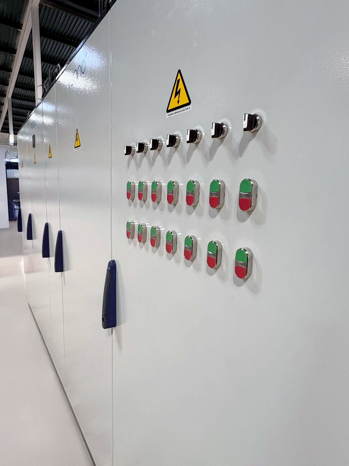 Montaje de cuadro eléctrico de baja tensión en taller de Ruano Energía