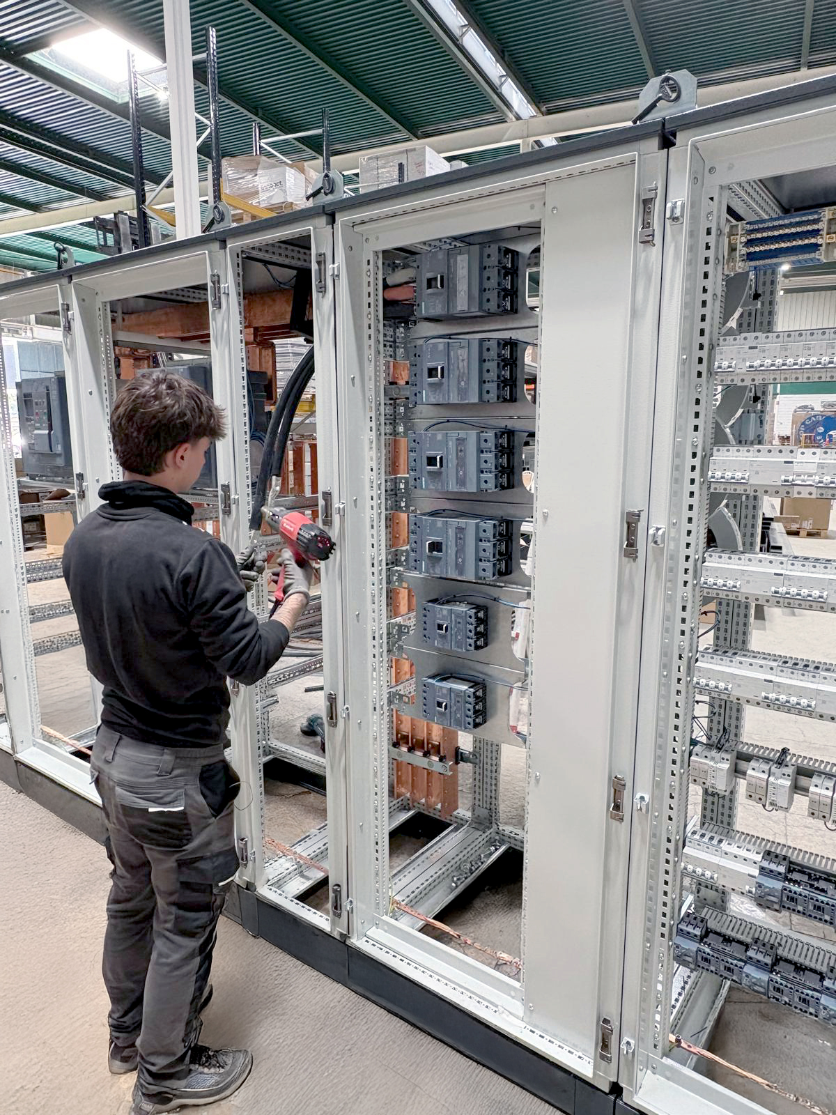 Vista del cuadro eléctrico de baja tensión durante su fabricación