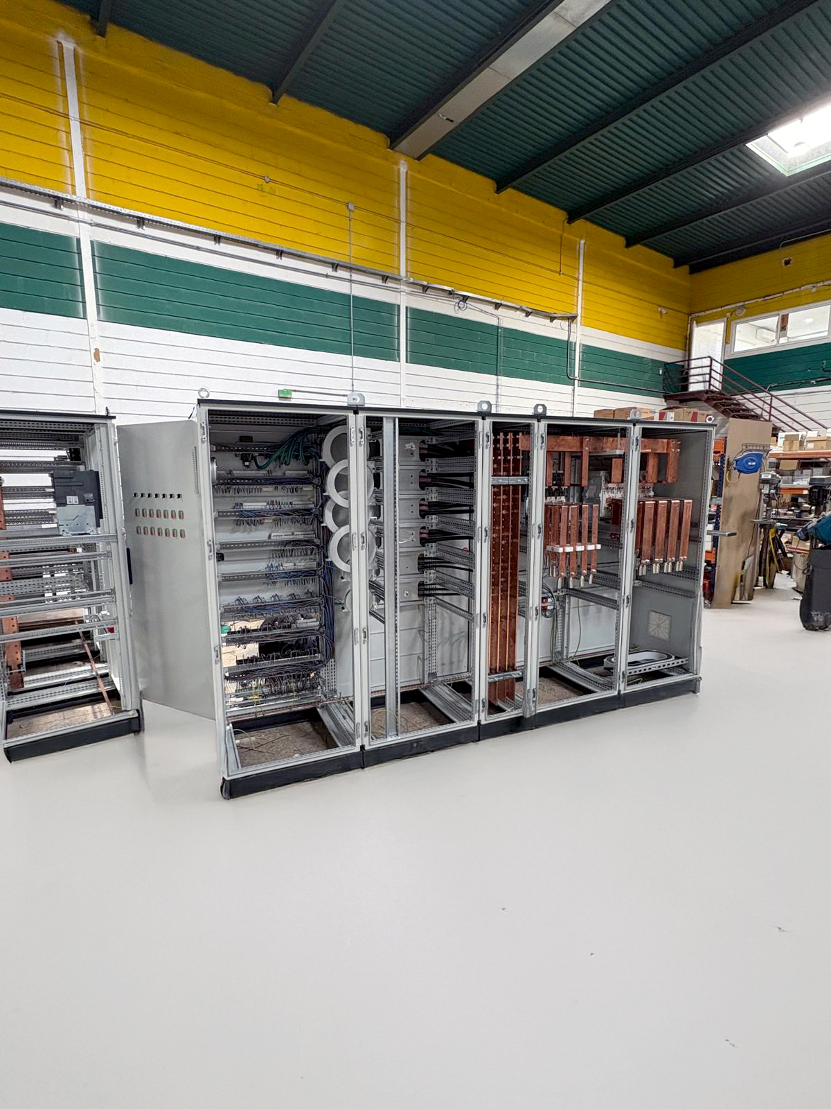 Detalle de componentes y acabado de cuadro eléctrico de baja tensión