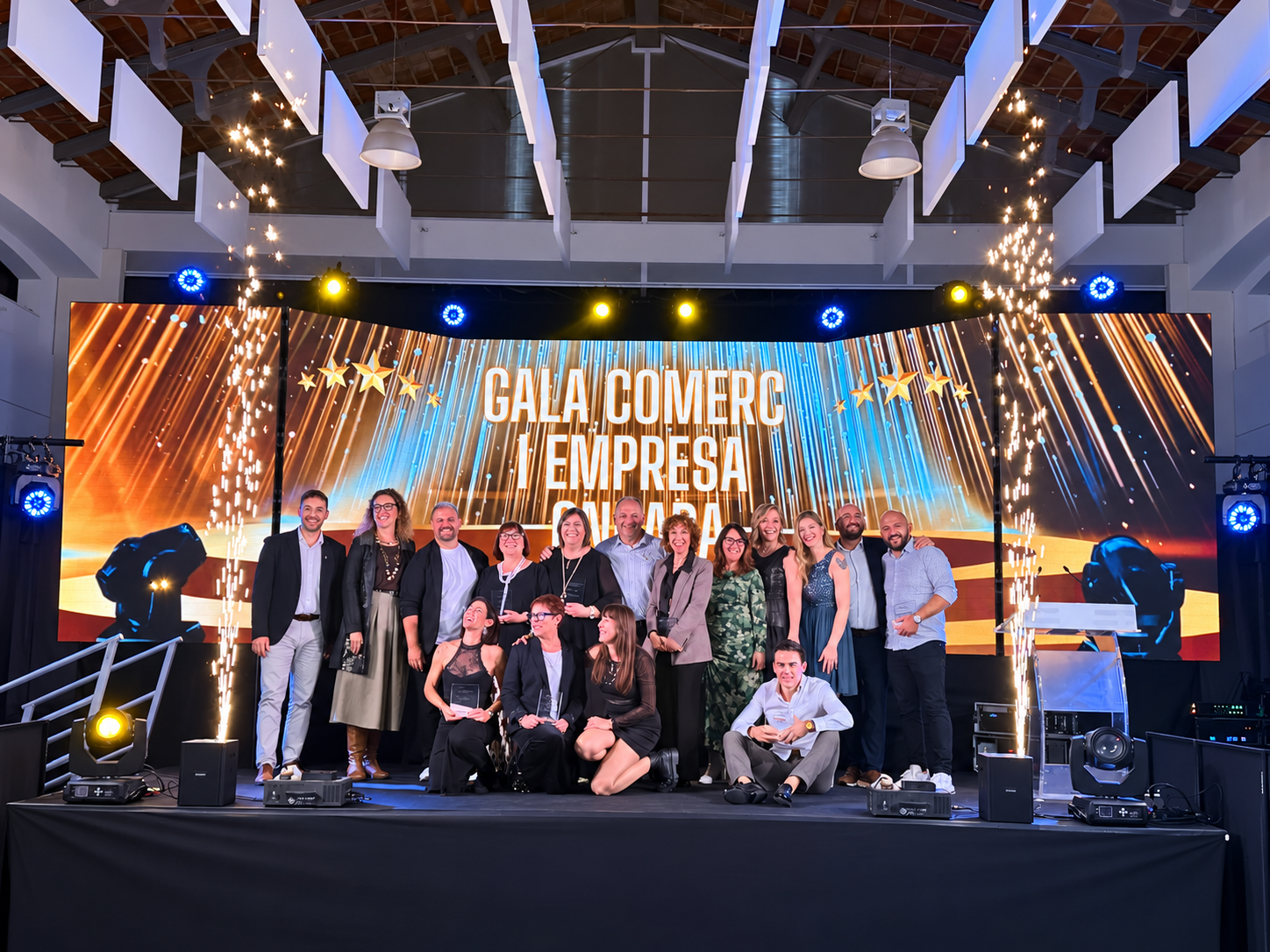 Fotografía conjunta de los participantes en la III Gala del Comercio y Empresa de Ondara